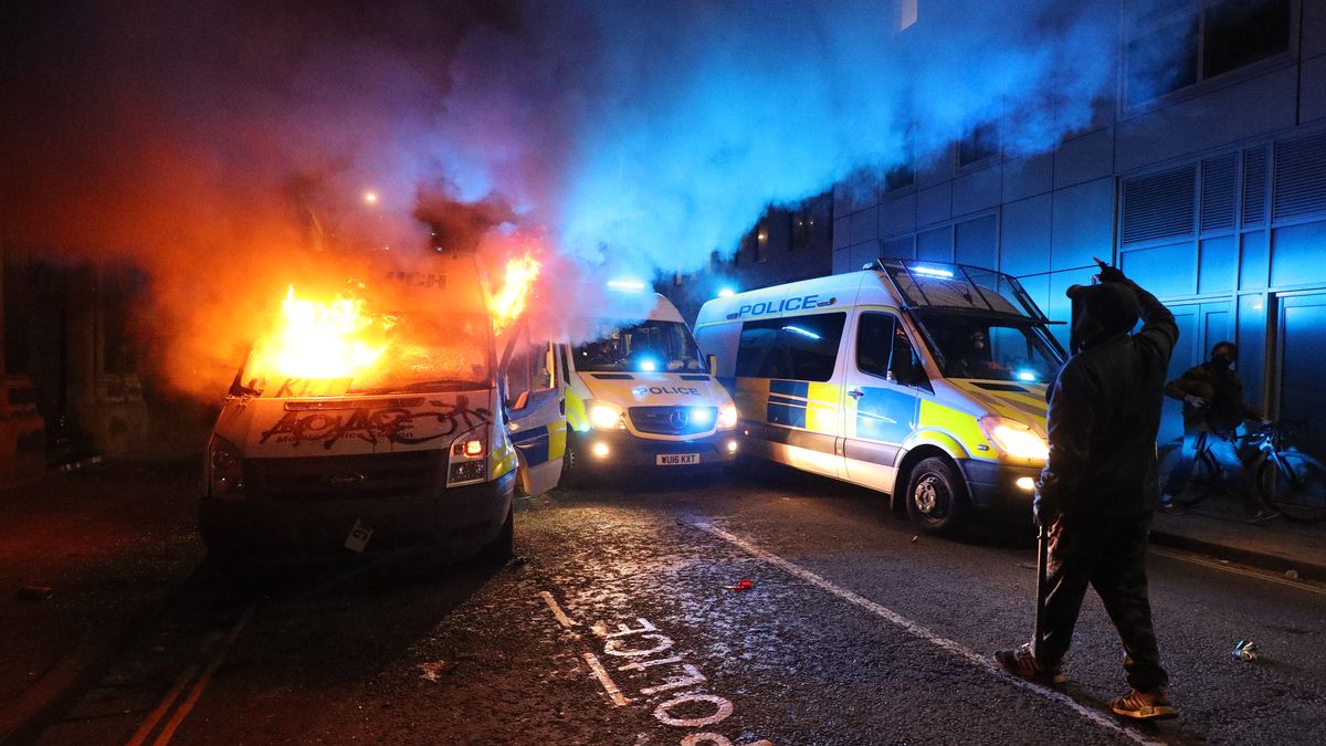 Hořící policejní auta a zatýkání. V Evropě i USA se bouřili odpůrci zákazů